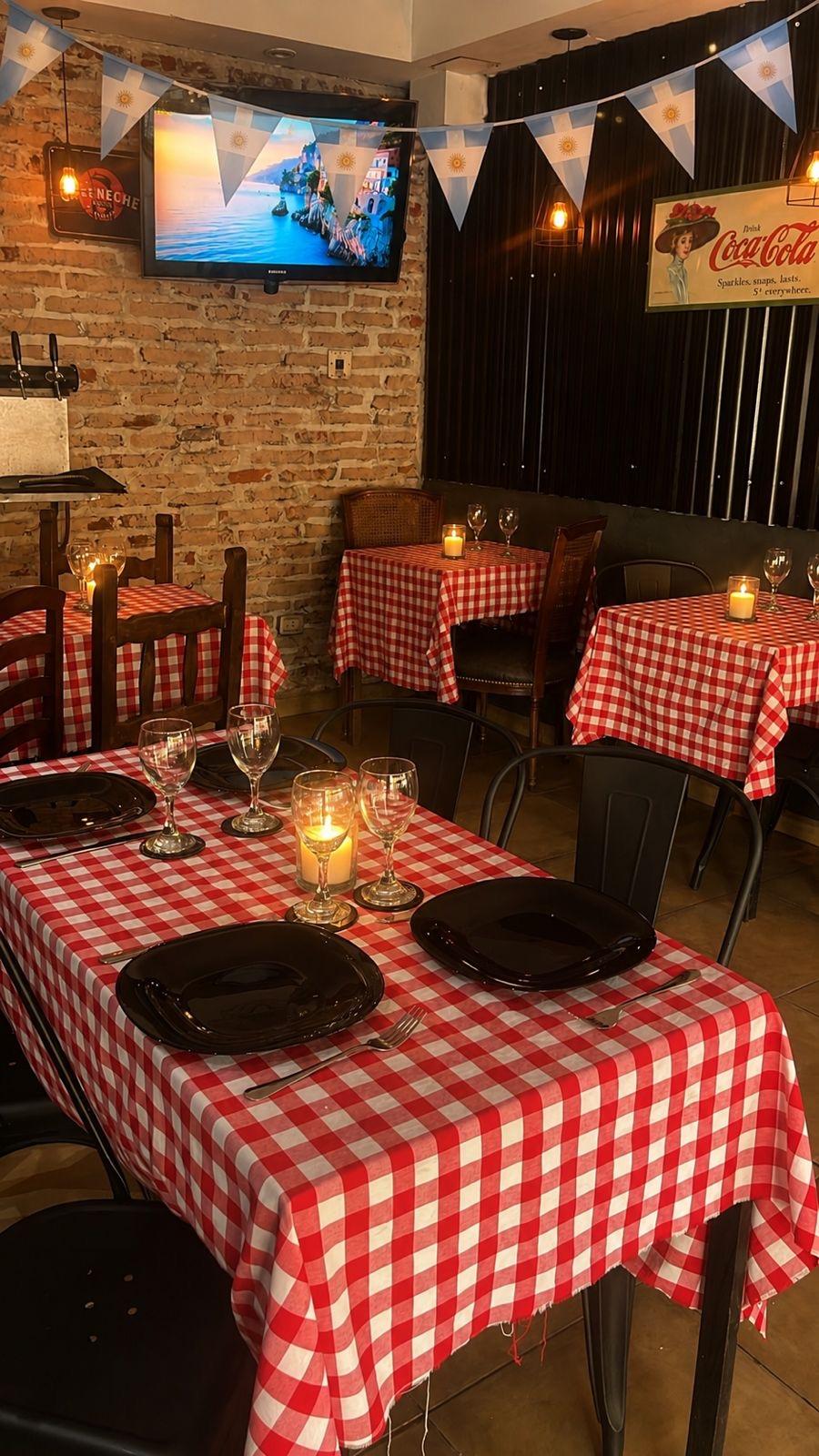 Salón del restaurante con mesas a la espera de comensales